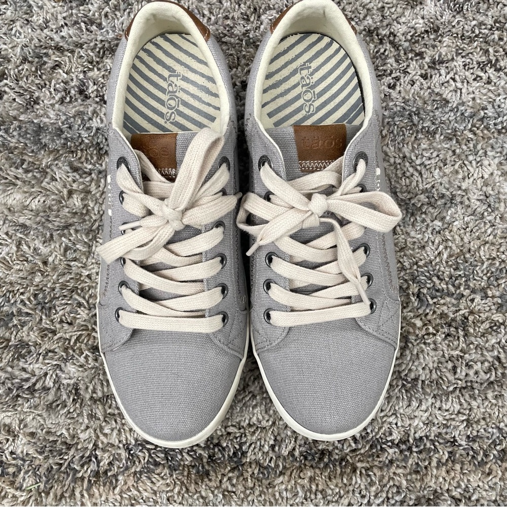 Taos Footwear Gray Sneakers with Cream Laces